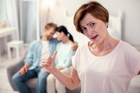 Az elutasító anyósnak még az is jobb, ha elveszíti gyerekét, minthogy olyan menye legyen, aki neki nem tetszik